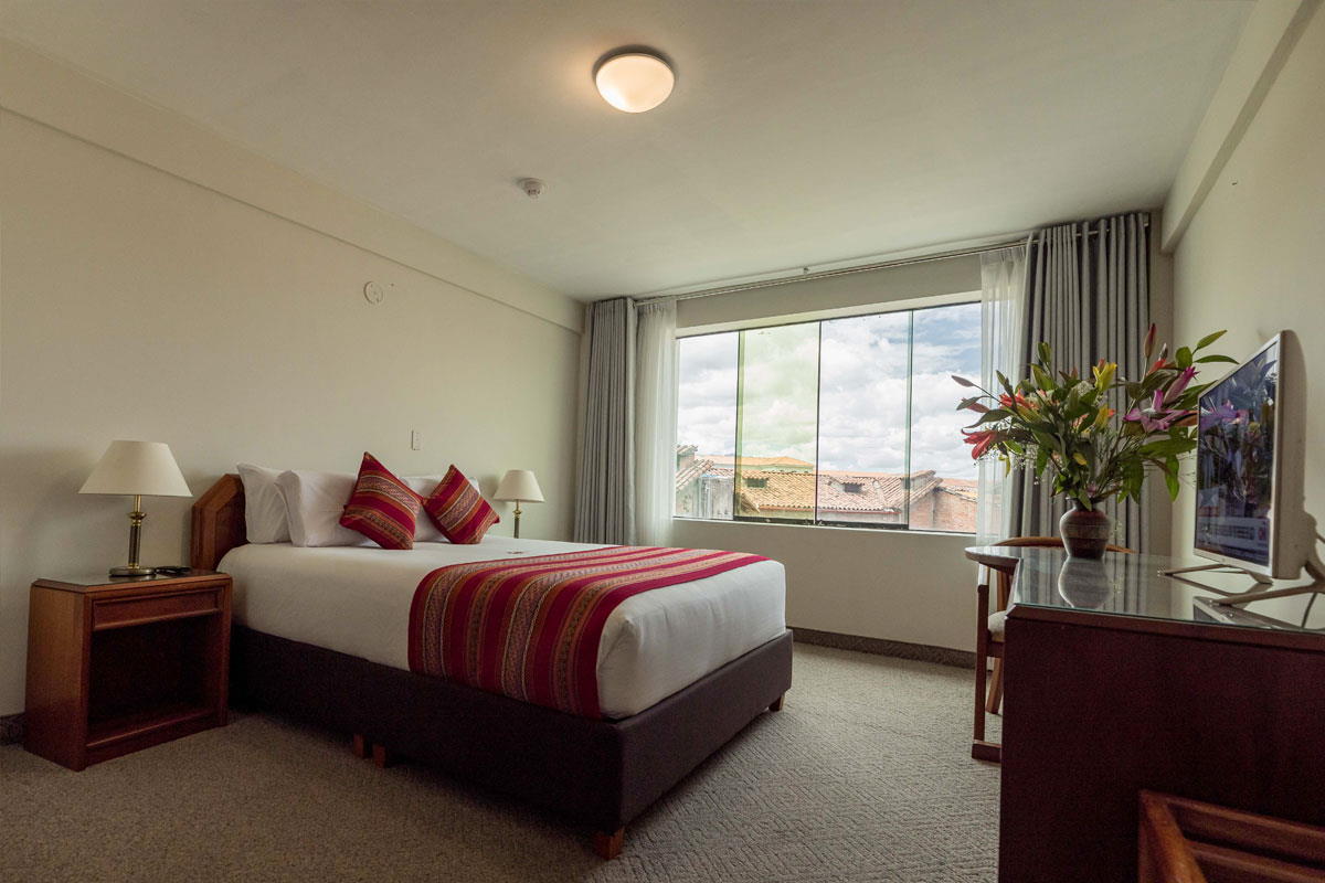 Vista del restaurante y el desayuno buffet Quechua Plaza Hotel