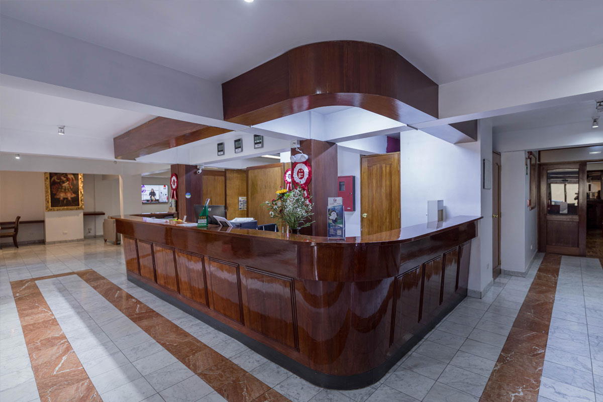 Interior recepción con atencion las 24 horas Quechua Plaza Hotel