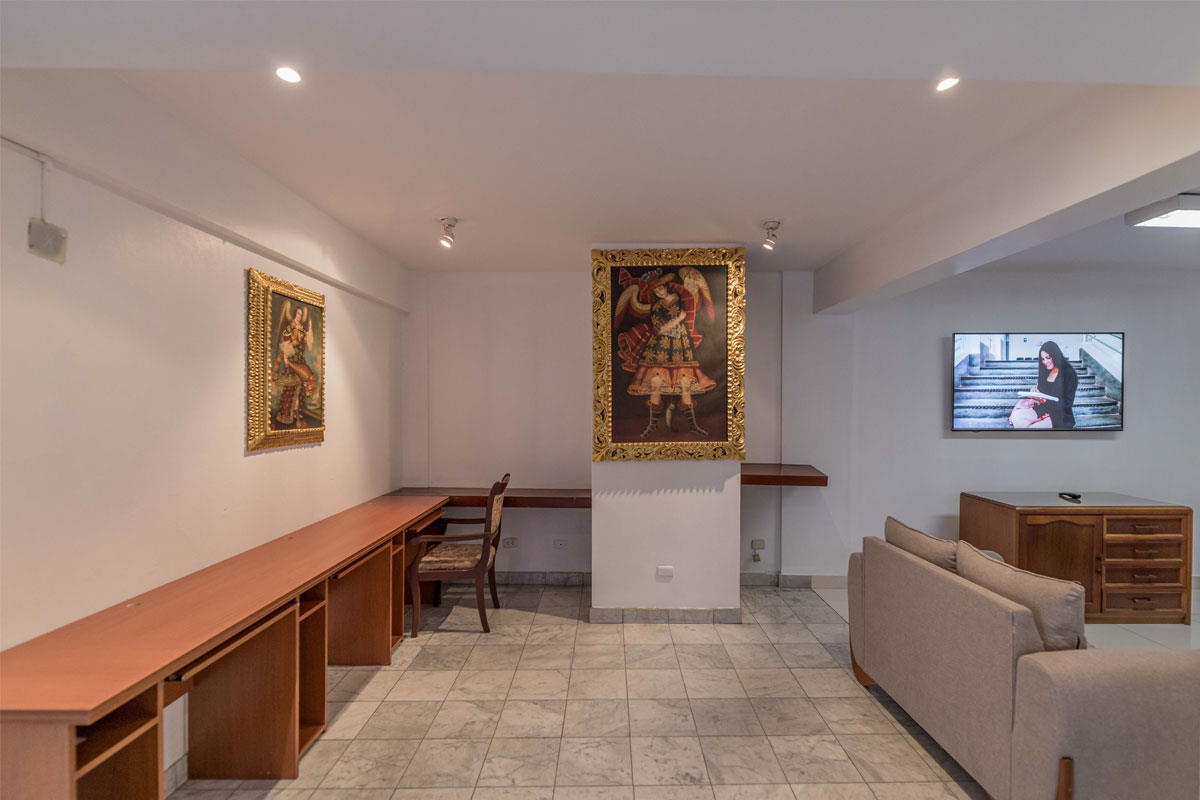 Vista de la zona de recepción y zona para trabajo - Quechua Plaza Hotel