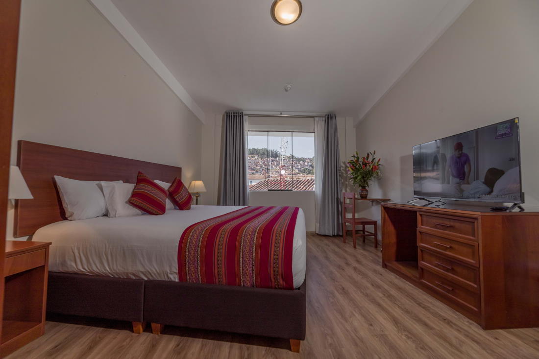 Habitación Superior con cama extragrande revisa aqui precios en Quechua Plaza Hotel