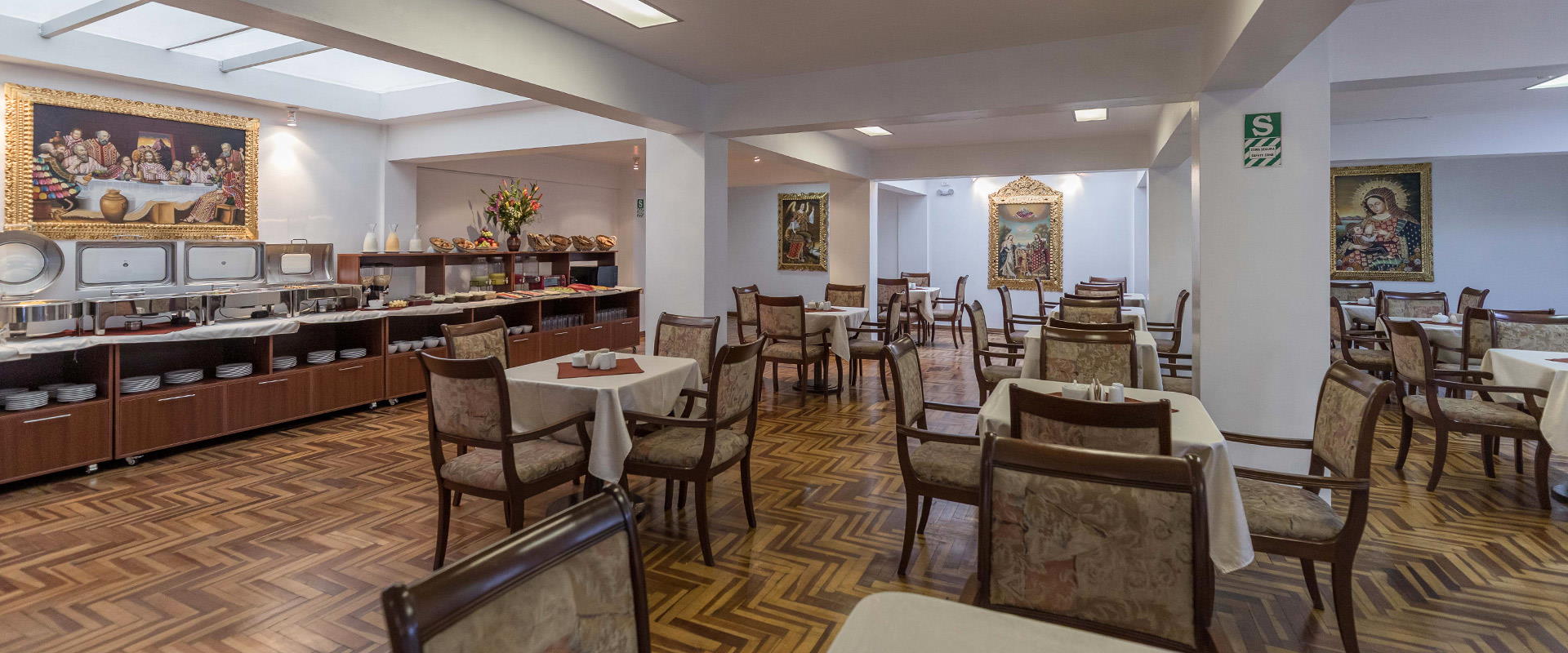 Quechua Plaza Hotel zona de desayuno y comedor